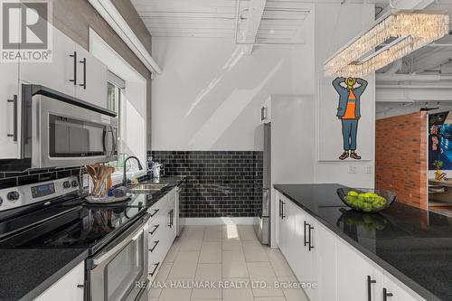 203 - 326 Carlaw Avenue, Toronto, ON - Indoor Photo Showing Kitchen