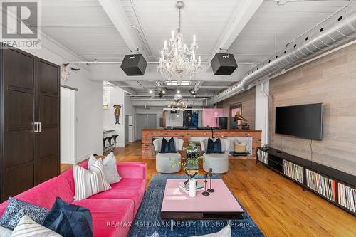 203 - 326 Carlaw Avenue, Toronto, ON - Indoor Photo Showing Living Room