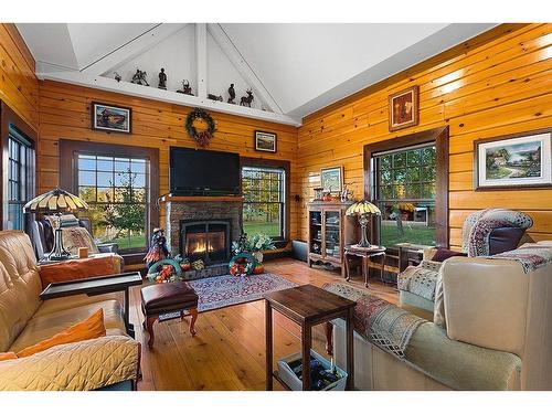 Living room - 139 Av. Paradise, Mansfield-Et-Pontefract, QC - Indoor Photo Showing Living Room With Fireplace