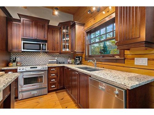 Kitchen - 139 Av. Paradise, Mansfield-Et-Pontefract, QC - Indoor Photo Showing Kitchen With Double Sink