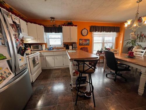 Cuisine - 60 Rue De L'Église N., Lorrainville, QC - Indoor Photo Showing Kitchen With Double Sink