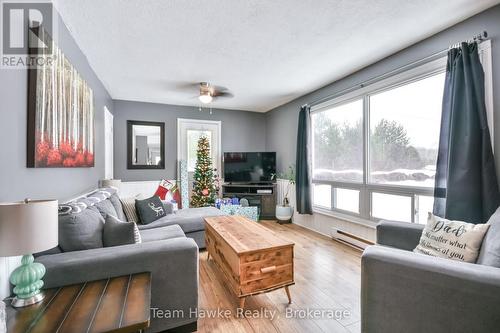 419 7Th Avenue, Tay (Port Mcnicoll), ON - Indoor Photo Showing Living Room