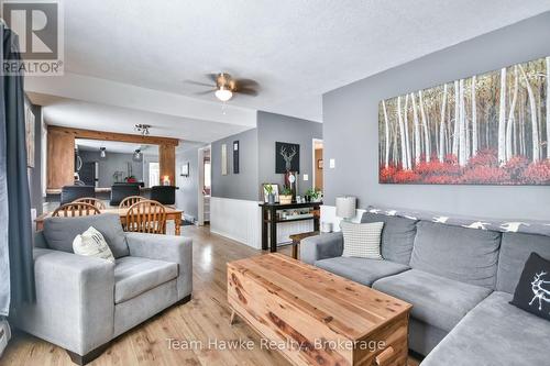 419 7Th Avenue, Tay (Port Mcnicoll), ON - Indoor Photo Showing Living Room