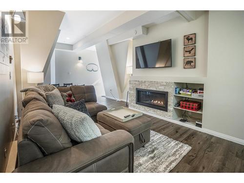 9885 Pinnacles Road Unit# 9, Vernon, BC - Indoor Photo Showing Living Room With Fireplace