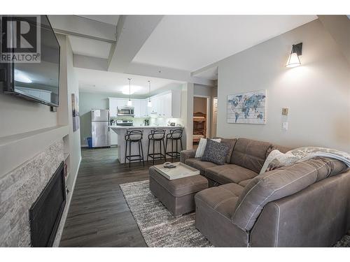 9885 Pinnacles Road Unit# 9, Vernon, BC - Indoor Photo Showing Living Room