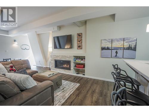 9885 Pinnacles Road Unit# 9, Vernon, BC - Indoor Photo Showing Living Room With Fireplace