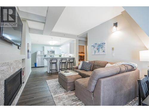 9885 Pinnacles Road Unit# 9, Vernon, BC - Indoor Photo Showing Living Room With Fireplace