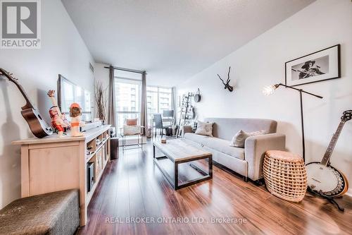 1005 - 231 Fort York Boulevard, Toronto, ON - Indoor Photo Showing Living Room