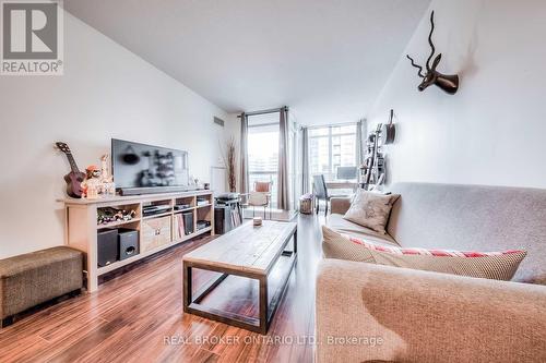 1005 - 231 Fort York Boulevard, Toronto, ON - Indoor Photo Showing Living Room