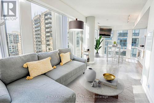 1012 - 60 Shuter Street, Toronto, ON - Indoor Photo Showing Living Room