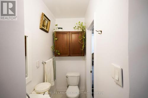 33 Ash Crescent, Toronto, ON - Indoor Photo Showing Bathroom