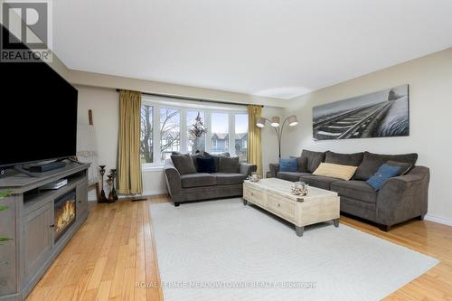 11 Wright Avenue, Halton Hills, ON - Indoor Photo Showing Living Room