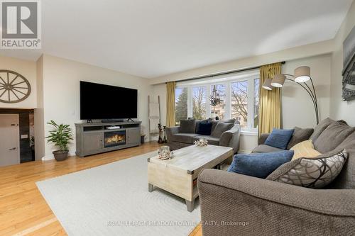 11 Wright Avenue, Halton Hills, ON - Indoor Photo Showing Living Room