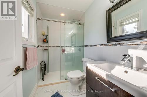 10 Anne Court, Grimsby, ON - Indoor Photo Showing Bathroom