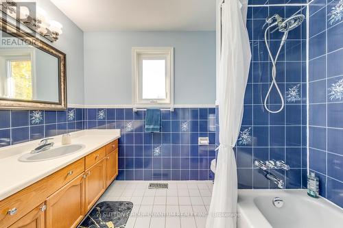 10 Anne Court, Grimsby, ON - Indoor Photo Showing Bathroom