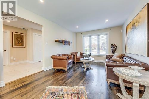 10 Anne Court, Grimsby, ON - Indoor Photo Showing Living Room