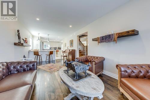 10 Anne Court, Grimsby, ON - Indoor Photo Showing Living Room