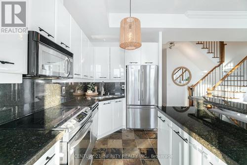 Ph01 - 3939 Duke Of York Boulevard, Mississauga (City Centre), ON - Indoor Photo Showing Kitchen With Stainless Steel Kitchen With Upgraded Kitchen