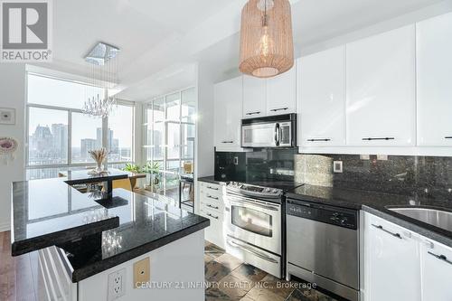 Ph01 - 3939 Duke Of York Boulevard, Mississauga (City Centre), ON - Indoor Photo Showing Kitchen With Stainless Steel Kitchen With Upgraded Kitchen