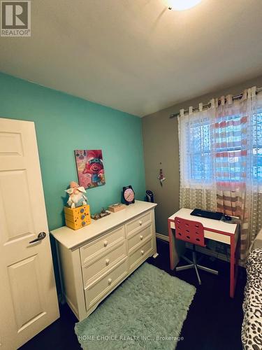 51 Almond Road, London, ON - Indoor Photo Showing Bedroom