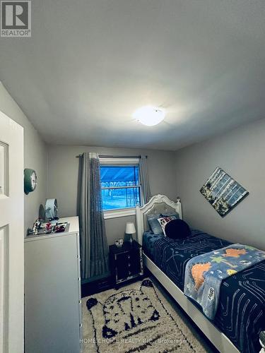 51 Almond Road, London, ON - Indoor Photo Showing Bedroom