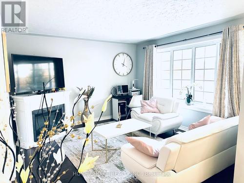 51 Almond Road, London, ON - Indoor Photo Showing Living Room