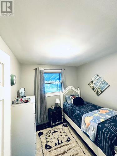 51 Almond Road, London, ON - Indoor Photo Showing Bedroom