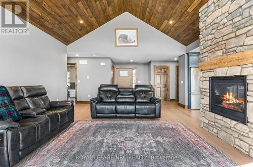 754 Cope Road, Welland (765 - Cooks Mills), ON - Indoor Photo Showing Living Room With Fireplace