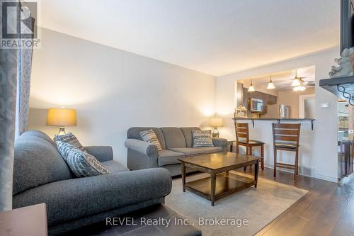 7989 Paddock Trail Drive, Niagara Falls (213 - Ascot), ON - Indoor Photo Showing Living Room