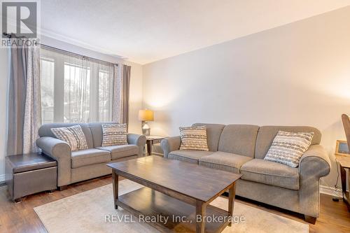 7989 Paddock Trail Drive, Niagara Falls (213 - Ascot), ON - Indoor Photo Showing Living Room