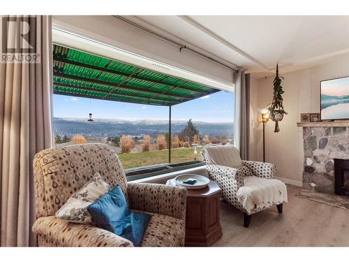 903 Newton Drive, Penticton, BC - Indoor Photo Showing Living Room With Fireplace