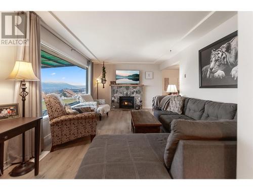 903 Newton Drive, Penticton, BC - Indoor Photo Showing Living Room With Fireplace