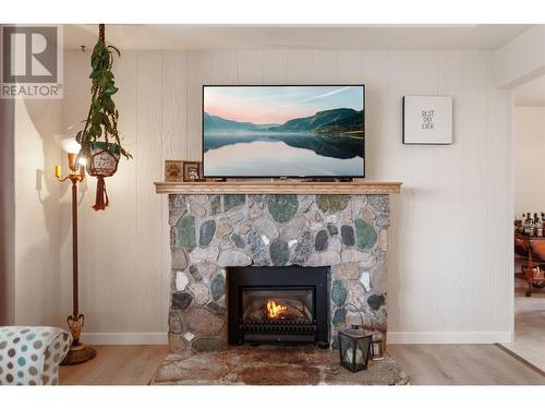 903 Newton Drive, Penticton, BC - Indoor Photo Showing Living Room With Fireplace