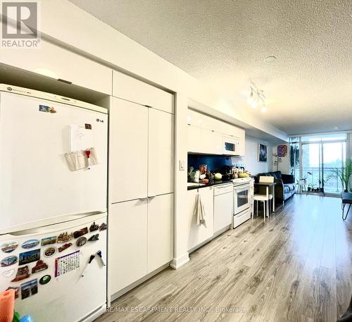 1510 - 21 Iceboat Terrace, Toronto, ON - Indoor Photo Showing Kitchen