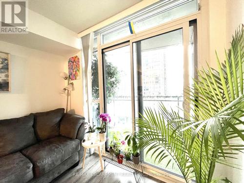 1510 - 21 Iceboat Terrace, Toronto, ON - Indoor Photo Showing Living Room