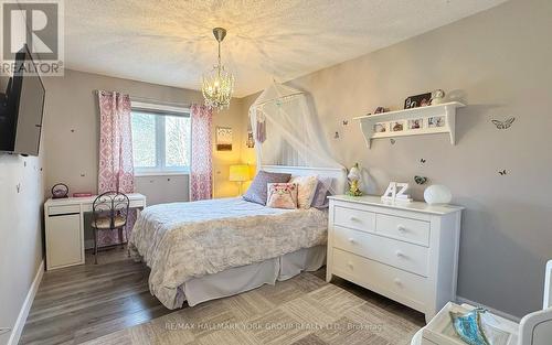 7 Beckett Avenue, East Gwillimbury, ON - Indoor Photo Showing Bedroom