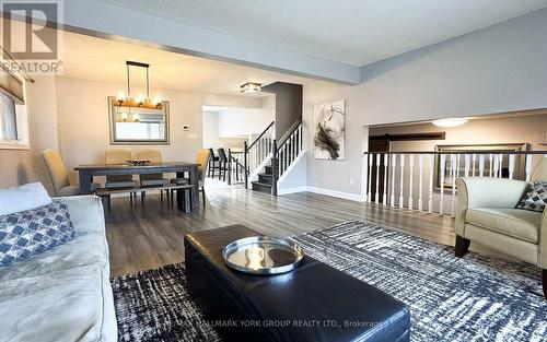 7 Beckett Avenue, East Gwillimbury, ON - Indoor Photo Showing Living Room