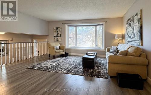 7 Beckett Avenue, East Gwillimbury, ON - Indoor Photo Showing Living Room