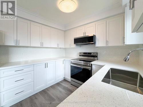 7 Beckett Avenue, East Gwillimbury, ON - Indoor Photo Showing Kitchen