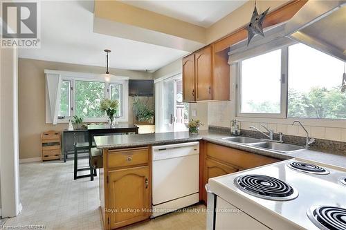 225/269 Campbell Avenue E, Milton (Campbellville), ON - Indoor Photo Showing Kitchen With Double Sink