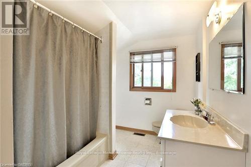 225/269 Campbell Avenue E, Milton (Campbellville), ON - Indoor Photo Showing Bathroom