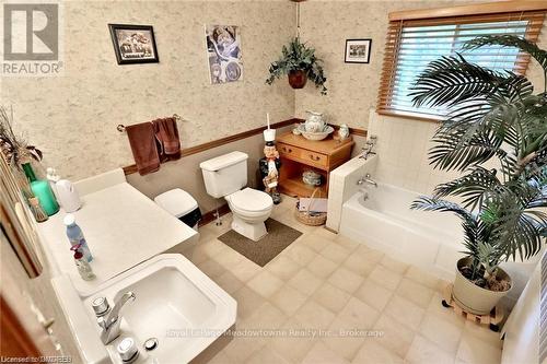 225/269 Campbell Avenue E, Milton (Campbellville), ON - Indoor Photo Showing Bathroom