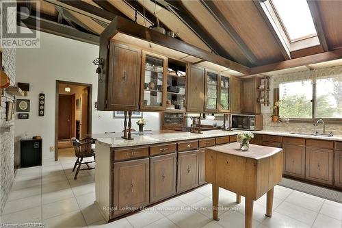 225/269 Campbell Avenue E, Milton (Campbellville), ON - Indoor Photo Showing Kitchen