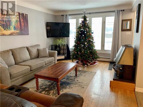 3373 Errington, Chelmsford, ON - Indoor Photo Showing Living Room