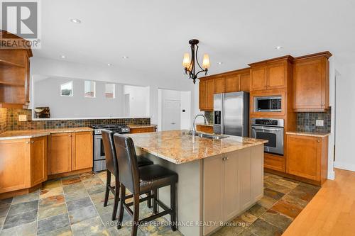 6099 James Bell Drive, Ottawa, ON - Indoor Photo Showing Kitchen