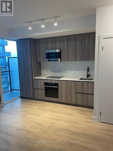 1807 - 127 Broadway Avenue, Toronto, ON - Indoor Photo Showing Kitchen