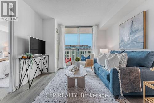 7I - 8 Rosebank Drive, Toronto, ON - Indoor Photo Showing Living Room