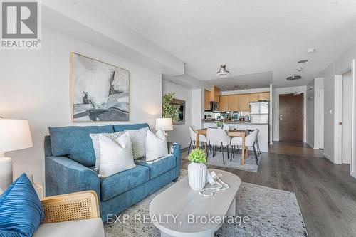 7I - 8 Rosebank Drive, Toronto, ON - Indoor Photo Showing Living Room