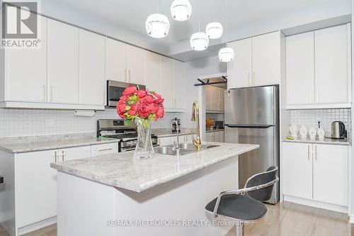 203 Beechborough Crescent, East Gwillimbury, ON - Indoor Photo Showing Kitchen