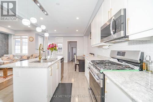 203 Beechborough Crescent, East Gwillimbury, ON - Indoor Photo Showing Kitchen With Double Sink With Upgraded Kitchen